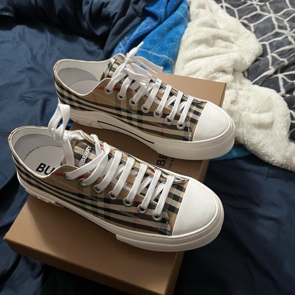 BRAND NEW BURBERRY SNEAKER SZ 8.5M - Picture 3 of 4